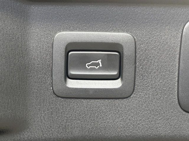 【パワーバックドア】スマートキーや運転席のボタンを押すだけでリアゲートが自動で開閉します!荷物を持っている時や、高い位置にあるバックドアを閉める際に便利な機能です♪