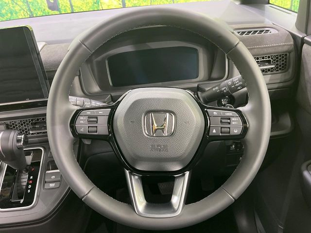 インテリアに合わせたデザインのステアリングは、運転される方のことも考え、運転しやすい形状、大きさです。是非一度、実際に触ってお確かめください。