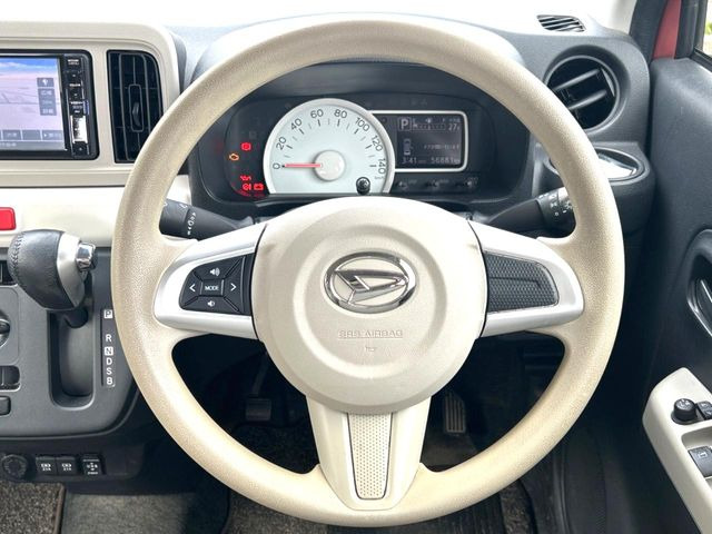 �C���e���A�ɍ��킹���f�U�C���̃X�e�A�����O�́A�^�]�������̂��Ƃ��l���A�^�]���₷���`��A�傫���ł��B�����x�A���ۂɐG���Ă��m���߂��������B