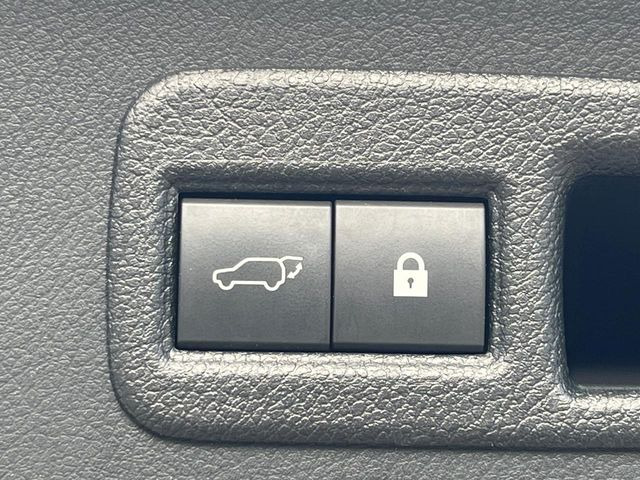 【パワーバックドア】スマートキーや運転席のボタンを押すだけでリアゲートが自動で開閉します!荷物を持っている時や、高い位置にあるバックドアを閉める際に便利な機能です♪