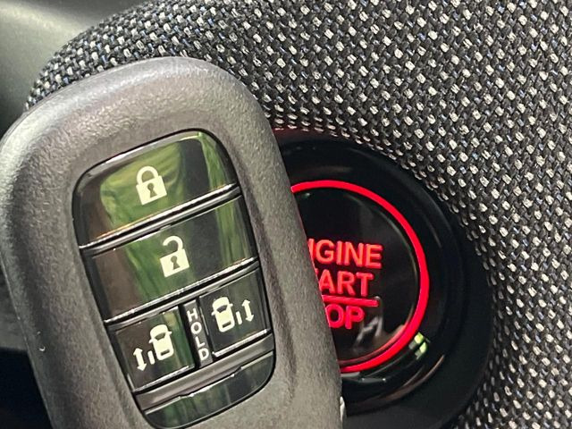 �yHonda�X�}�[�g�L�[�z�J�o����|�P�b�g�ɓ��ꂽ�܂܂ł��h�A�̎{���E�������\�ȃX�}�[�g�L�[�𑕔��B�G���W���̃I���E�I�t�����J�M�����o���K�v����������Ƃ��Ă��֗��ł���