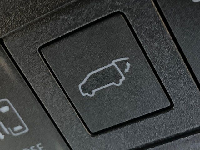 【パワーバックドア】スマートキーや運転席のボタンを押すだけでリアゲートが自動で開閉します!荷物を持っている時や、高い位置にあるバックドアを閉める際に便利な機能です♪