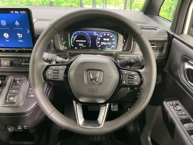 �C���e���A�ɍ��킹���f�U�C���̃X�e�A�����O�́A�^�]�������̂��Ƃ��l���A�^�]���₷���`��A�傫���ł��B�����x�A���ۂɐG���Ă��m���߂��������B