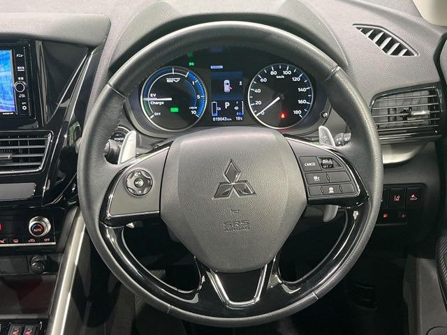 �C���e���A�ɍ��킹���f�U�C���̃X�e�A�����O�́A�^�]�������̂��Ƃ��l���A�^�]���₷���`��A�傫���ł��B�����x�A���ۂɐG���Ă��m���߂��������B