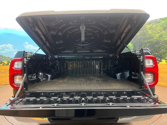 【トノカバー】デッキに積み込んだ荷物を雨風や盗難のリスクから守るトノカバーを装備。気兼ねなく荷物を積み込んでお使いいただけます。