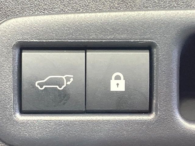 【パワーバックドア】スマートキーや運転席のボタンを押すだけでリアゲートが自動で開閉します!荷物を持っている時や、高い位置にあるバックドアを閉める際に便利な機能です♪