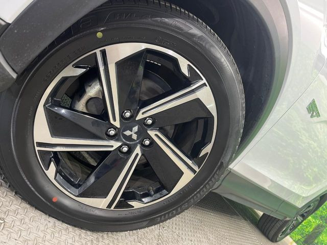 �y����18�C���`�A���~�z�C�[���z�O�ςɃ}�b�`���������A���~�z�C�[���𑕒����Ă���܂��B�e��ЊO�A���~�z�C�[����A�X�^�b�h���X�^�C�����戵�����Ă���܂��B���񂲑��k����������