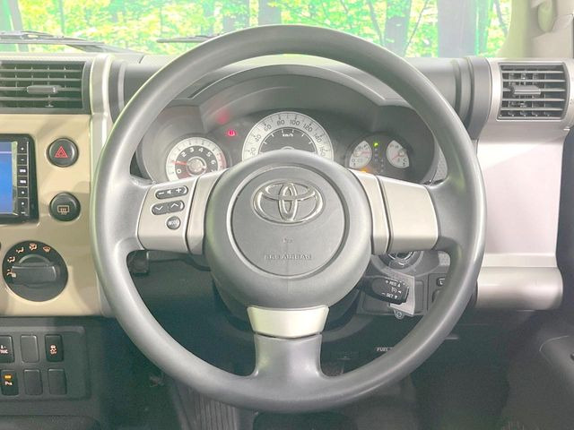 �C���e���A�ɍ��킹���f�U�C���̃X�e�A�����O�́A�^�]�������̂��Ƃ��l���A�^�]���₷���`��A�傫���ł��B�����x�A���ۂɐG���Ă��m���߂��������B