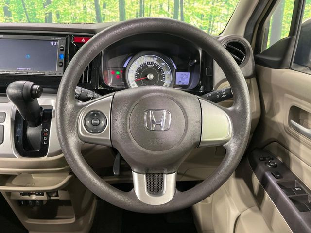 �C���e���A�ɍ��킹���f�U�C���̃X�e�A�����O�́A�^�]�������̂��Ƃ��l���A�^�]���₷���`��A�傫���ł��B�����x�A���ۂɐG���Ă��m���߂��������B