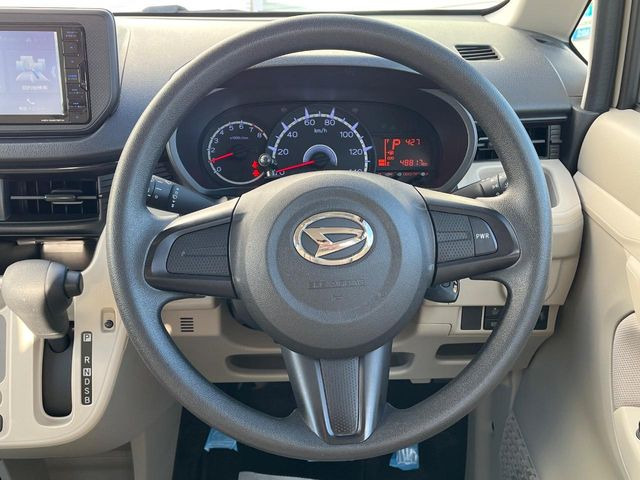 �C���e���A�ɍ��킹���f�U�C���̃X�e�A�����O�́A�^�]�������̂��Ƃ��l���A�^�]���₷���`��A�傫���ł��B�����x�A���ۂɐG���Ă��m���߂��������B