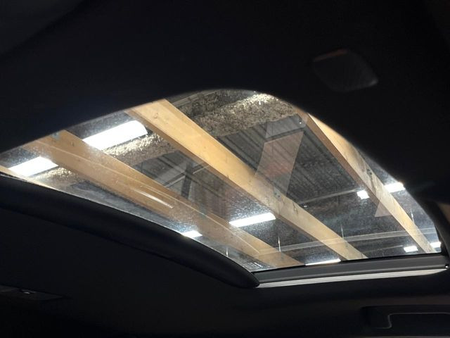 【サンルーフ】開放感たっぷりの希少装備、サンルーフが装着されています!車内に明かりを取り入れたり景色を楽しむ以外にも、車内の空気も簡単に換気できて快適です!