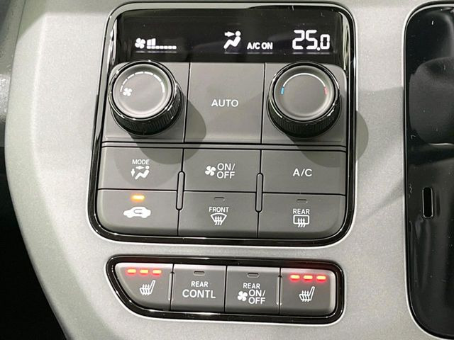 【リアオートエアコン】広い後部座席には必須の機能!風量や温度を自動で調整し前席と同様な車内環境にしてくれるリアオートエアコンを装備。夏の暑さも冬の寒さもストレスなく快適にお過ごしいただけます♪