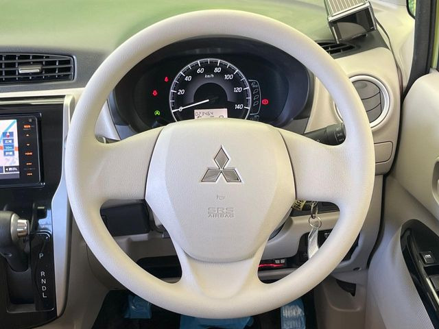 �C���e���A�ɍ��킹���f�U�C���̃X�e�A�����O�́A�^�]�������̂��Ƃ��l���A�^�]���₷���`��A�傫���ł��B�����x�A���ۂɐG���Ă��m���߂��������B