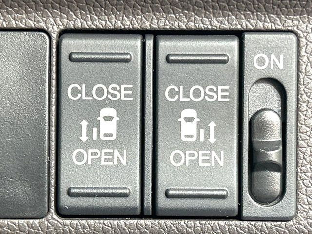 【両側パワースライドドア】スマートキーや運転席のスイッチで後席両側スライドドアの開閉が可能♪電動だから力を入れてドアを開ける必要が無く、小さなお子様でも簡単に開け閉めでき快適です♪