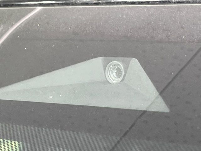 【三菱e-Assist】走行中に前方の車両等を認識し、衝突しそうな時は警報とブレーキで衝突回避と被害軽減をアシスト。より安全にドライブをお楽しみいただけます。