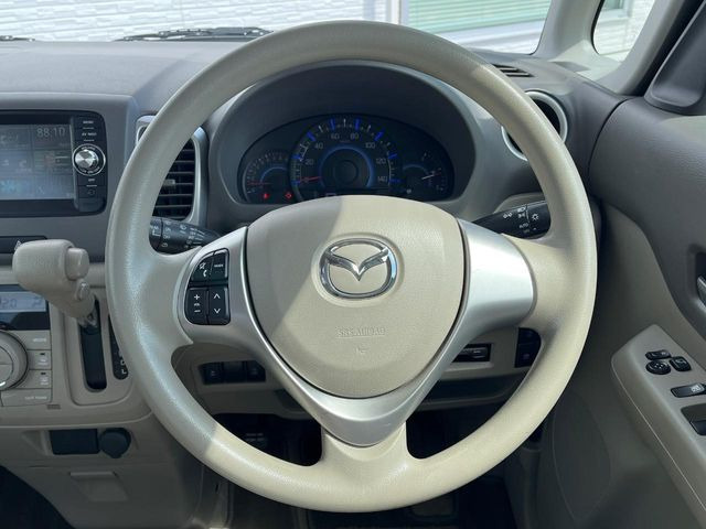 �C���e���A�ɍ��킹���f�U�C���̃X�e�A�����O�́A�^�]�������̂��Ƃ��l���A�^�]���₷���`��A�傫���ł��B�����x�A���ۂɐG���Ă��m���߂��������B