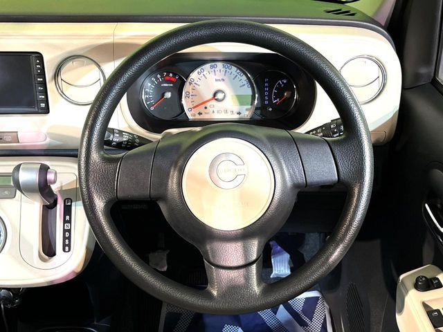 �C���e���A�ɍ��킹���f�U�C���̃X�e�A�����O�́A�^�]�������̂��Ƃ��l���A�^�]���₷���`��A�傫���ł��B�����x�A���ۂɐG���Ă��m���߂��������B