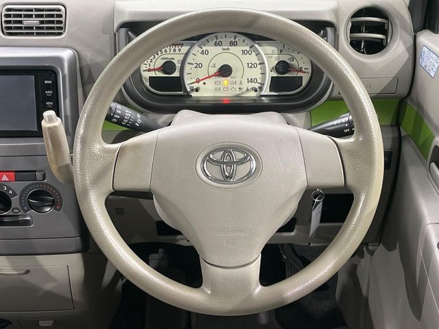 �C���e���A�ɍ��킹���f�U�C���̃X�e�A�����O�́A�^�]�������̂��Ƃ��l���A�^�]���₷���`��A�傫���ł��B�����x�A���ۂɐG���Ă��m���߂��������B