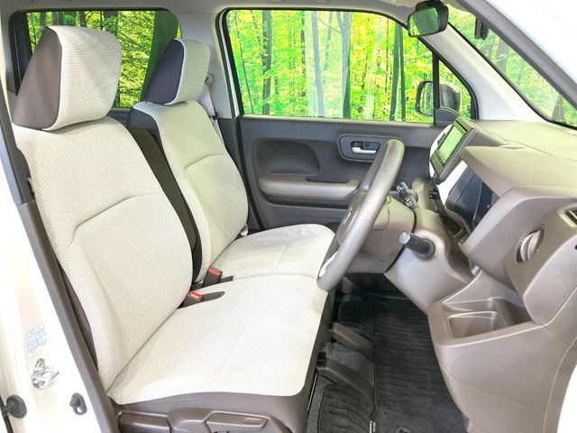 運転席シート廻りは使用感も少なく、良好な状態となっています。丁寧に使われていたことがよくわかりますね。
