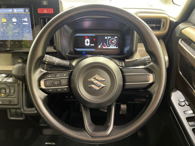 �C���e���A�ɍ��킹���f�U�C���̃X�e�A�����O�́A�^�]�������̂��Ƃ��l���A�^�]���₷���`��A�傫���ł��B�����x�A���ۂɐG���Ă��m���߂��������B