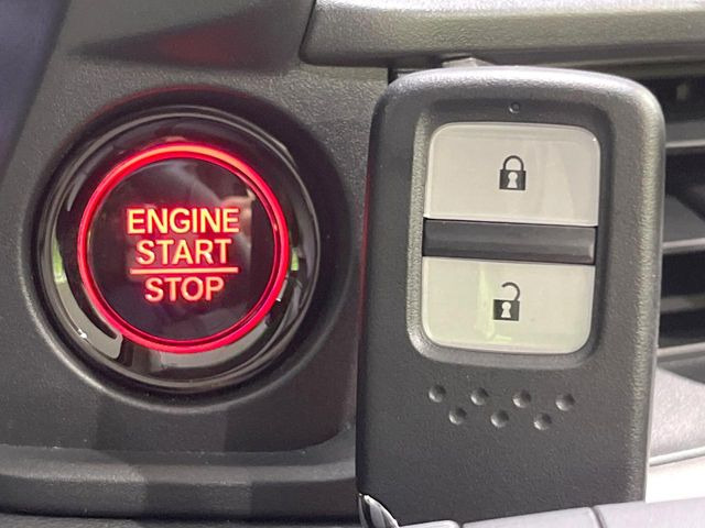 【Hondaスマートキー】カバンやポケットに入れたままでもドアの施錠・解錠が可能なスマートキーを装備。エンジンのオン・オフ時もカギを取り出す必要が無いからとっても便利です♪