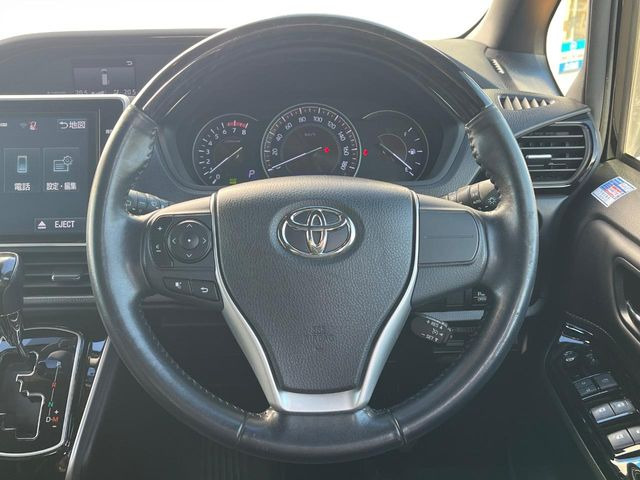 【純正革巻きステアリング】上質な革を使用することで、手にしっかり馴染みとても運転しやすいハンドルです♪