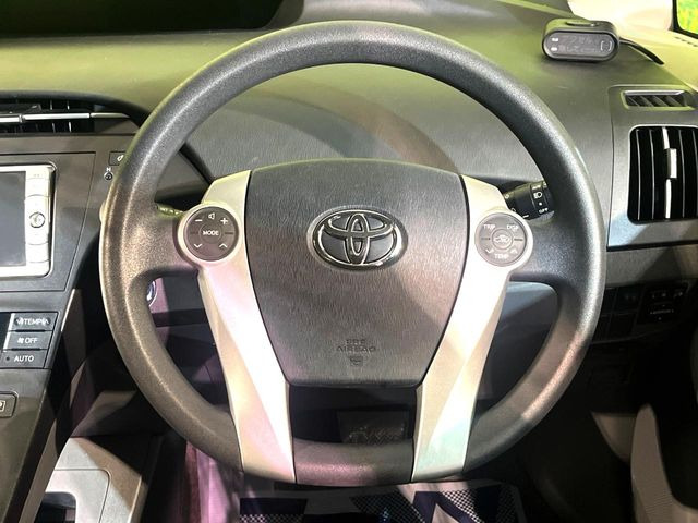 �C���e���A�ɍ��킹���f�U�C���̃X�e�A�����O�́A�^�]�������̂��Ƃ��l���A�^�]���₷���`��A�傫���ł��B�����x�A���ۂɐG���Ă��m���߂��������B