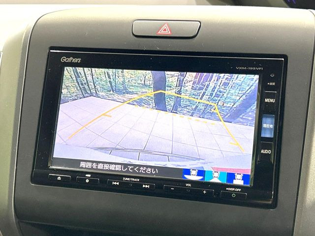 【バックカメラ】駐車時に後方がリアルタイム映像で確認できます。大型商業施設や立体駐車場での駐車時や、夜間のバック時に大活躍!運転スキルに関わらず、今や必須となった装備のひとつです!
