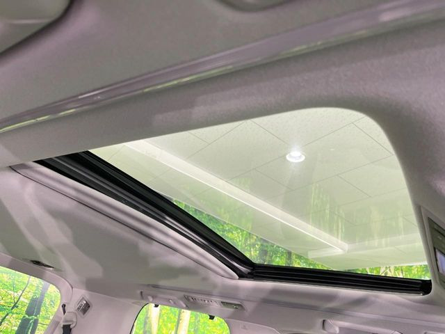【サンルーフ】開放感たっぷりの希少装備、サンルーフが装着されています!車内に明かりを取り入れたり景色を楽しむ以外にも、車内の空気も簡単に換気できて快適です!