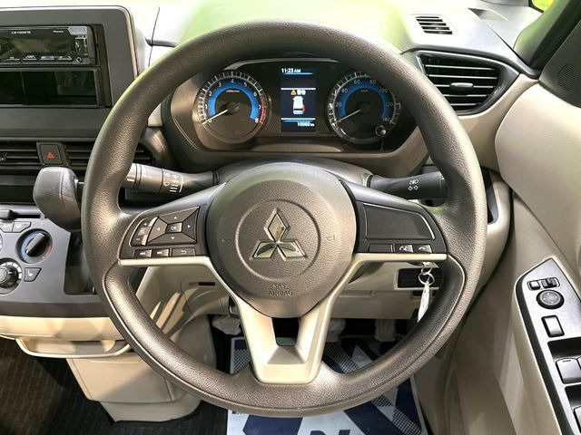 �C���e���A�ɍ��킹���f�U�C���̃X�e�A�����O�́A�^�]�������̂��Ƃ��l���A�^�]���₷���`��A�傫���ł��B�����x�A���ۂɐG���Ă��m���߂��������B