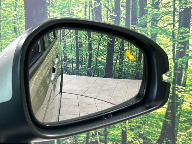【ブラインドスポットインフォメーション】走行中、ドアミラーの死角になりやすい箇所に後続車が接近するとサイドミラー付近に警告を表示、ドライバーに注意喚起をしてくれます。