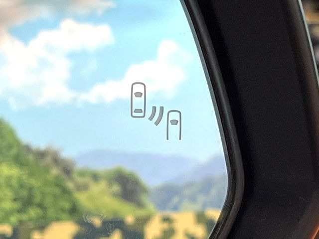 【ブラインドスポットモニター】走行中、ドアミラーの死角になりやすい箇所に後続車が接近するとサイドミラーのレンズに警告を表示!ドライバーに注意喚起をしてくれます。