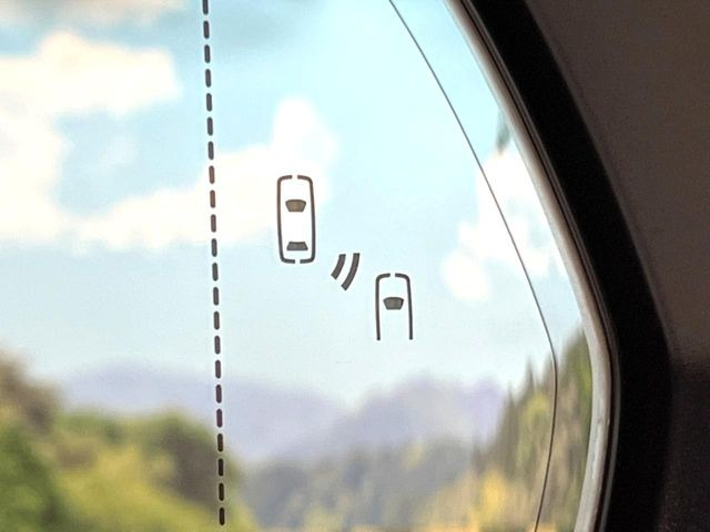 【ブラインドスポットモニター】走行中、ドアミラーの死角になりやすい箇所に後続車が接近するとサイドミラーのレンズに警告を表示!ドライバーに注意喚起をしてくれます。