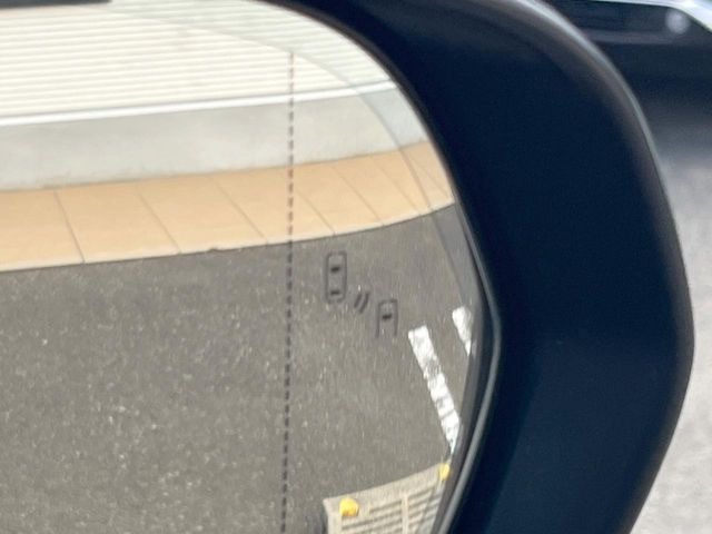 【ブラインドスポットモニター】走行中、ドアミラーの死角になりやすい箇所に後続車が接近するとサイドミラーのレンズに警告を表示!ドライバーに注意喚起をしてくれます。