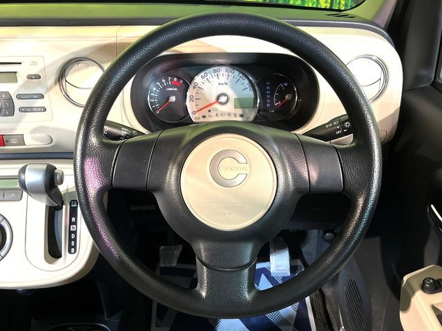 �C���e���A�ɍ��킹���f�U�C���̃X�e�A�����O�́A�^�]�������̂��Ƃ��l���A�^�]���₷���`��A�傫���ł��B�����x�A���ۂɐG���Ă��m���߂��������B