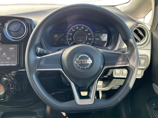 �C���e���A�ɍ��킹���f�U�C���̃X�e�A�����O�́A�^�]�������̂��Ƃ��l���A�^�]���₷���`��A�傫���ł��B�����x�A���ۂɐG���Ă��m���߂��������B