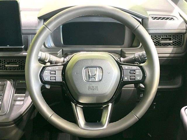 �C���e���A�ɍ��킹���f�U�C���̃X�e�A�����O�́A�^�]�������̂��Ƃ��l���A�^�]���₷���`��A�傫���ł��B�����x�A���ۂɐG���Ă��m���߂��������B