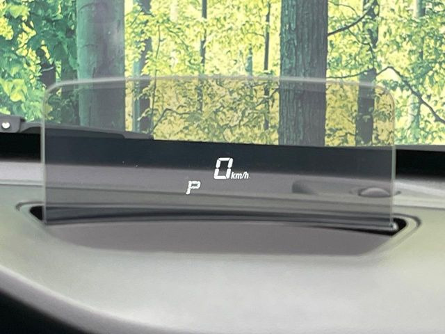 【ヘッドアップディスプレイ】現在の速度や走行情報をデジタル表示で運転席前方のガラスに投影!運転中、目線をずらさず必要な情報を確認できるのでとっても便利で安心!