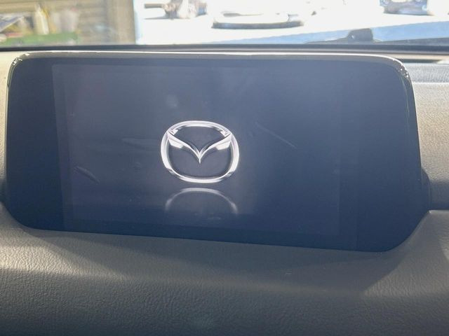 【8インチマツダコネクト】車内の雰囲気にマッチした大型のディスプレイ。スマホ接続でのナビ使用やBluetooth再生等、様々な機能が楽しめます。直感的なダイヤル操作が可能で、使い勝手も良好です。