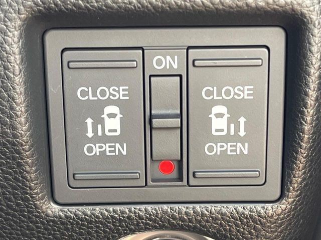 【両側パワースライドドア】スマートキーや運転席のスイッチで後席両側スライドドアの開閉が可能♪電動だから力を入れてドアを開ける必要が無く、小さなお子様でも簡単に開け閉めでき快適です♪