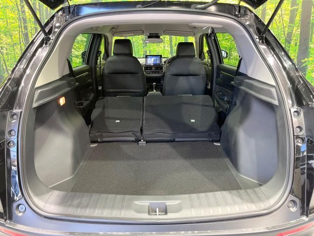積み下ろしのしやすいデッキにはたっぷりと荷物を積み込んでいただけます。遊びから仕事まで、様々なシーンで頼れます♪
