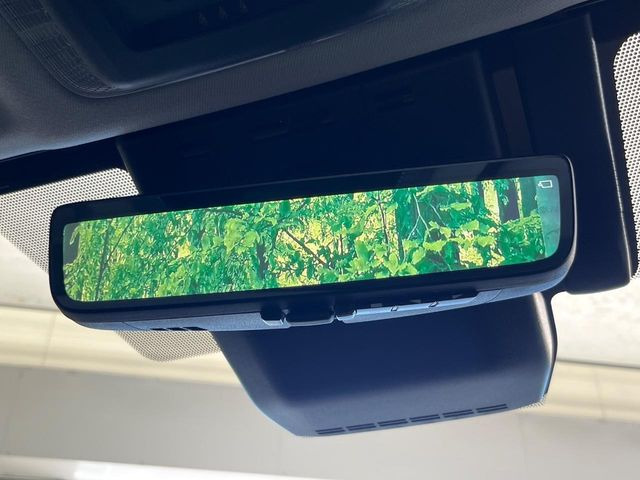 【デジタルインナーミラー】後席の大きな荷物や同乗者で後方が確認しづらい時でも安心!カメラが撮影した車両後方の映像をルームミラー内に表示。クリアな視界で状況の確認が可能です!