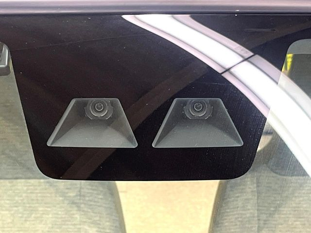 【スマートアシスト】走行中に前方の車両等を認識し、衝突しそうな時は警報とブレーキで衝突回避と被害軽減をアシスト。より安全にドライブをお楽しみいただけます。