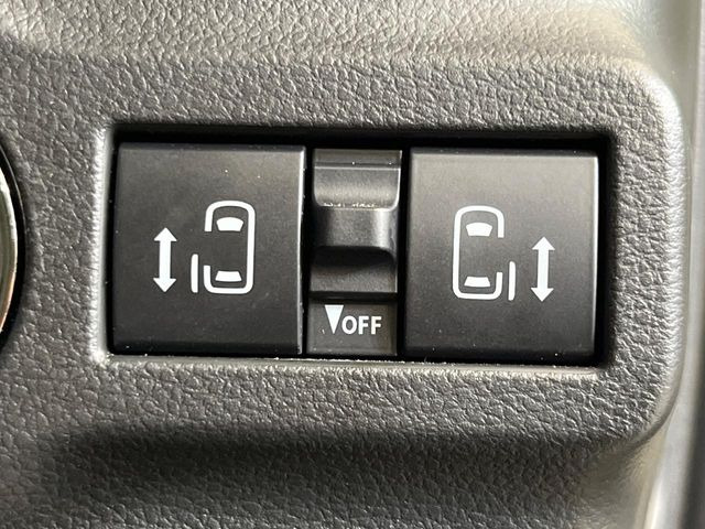 【両側パワースライドドア】スマートキーや運転席のスイッチで後席両側スライドドアの開閉が可能♪電動だから力を入れてドアを開ける必要が無く、小さなお子様でも簡単に開け閉めでき快適です♪