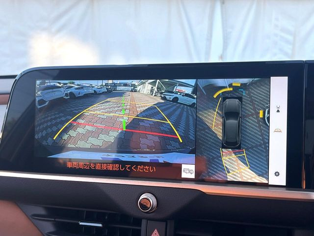 【パノラミックビューモニター】専用のカメラにより、上から見下ろしたような視点で360度クルマの周囲を確認することができます☆死角部分も確認しやすく、狭い場所での切り返しや駐車もスムーズに行えます。