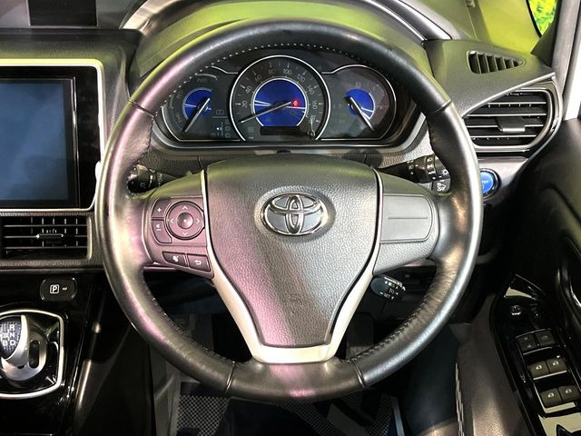 インテリアに合わせたデザインのステアリングは、運転される方のことも考え、運転しやすい形状、大きさです。是非一度、実際に触ってお確かめください。