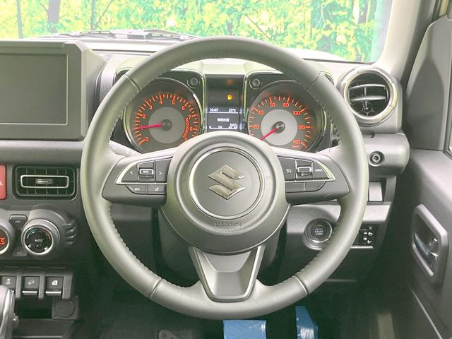 インテリアに合わせたデザインのステアリングは、運転される方のことも考え、運転しやすい形状、大きさです。是非一度、実際に触ってお確かめください。