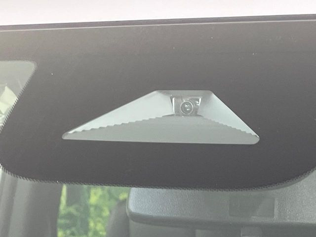 【ホンダセンシング】走行中に前方の車両等を認識し、衝突しそうな時は警報とブレーキで衝突回避と被害軽減をアシスト。より安全にドライブをお楽しみいただけます。