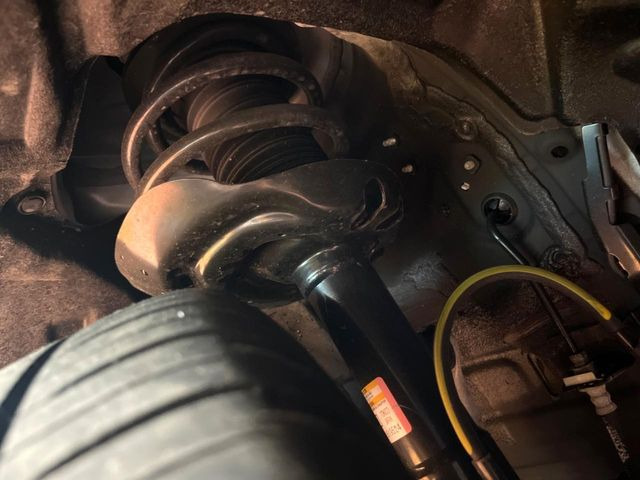 お車を安心してお乗りいただく為には、足回りの定期点検が欠かせません。サービスサポート(有償保証)では無料点検もご提供しており、安心のカーライフをお過ごしいただけるサポート体制が整っています。