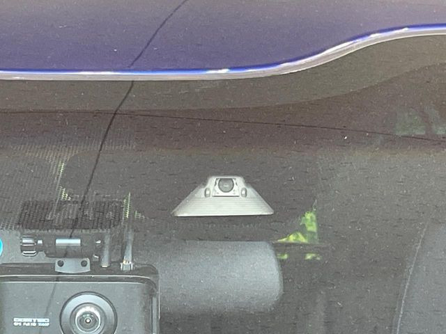 【ホンダセンシング】走行中に前方の車両等を認識し、衝突しそうな時は警報とブレーキで衝突回避と被害軽減をアシスト。より安全にドライブをお楽しみいただけます。